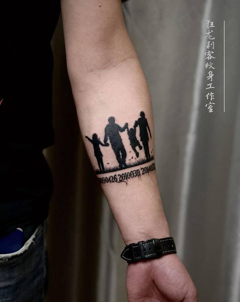 家人纹身图片_手臂手部图腾点刺背影人物背影家人背影纹身图案