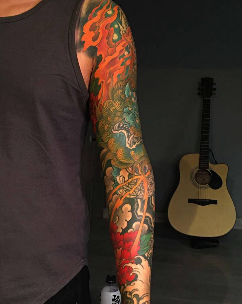 唐狮牡丹纹身图片_手臂新传统纹身图案