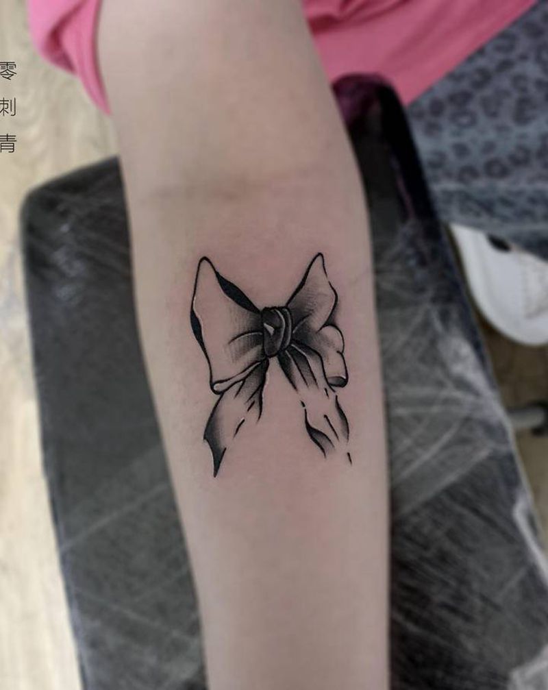 蝴蝶结纹身图片_手臂纹身图案