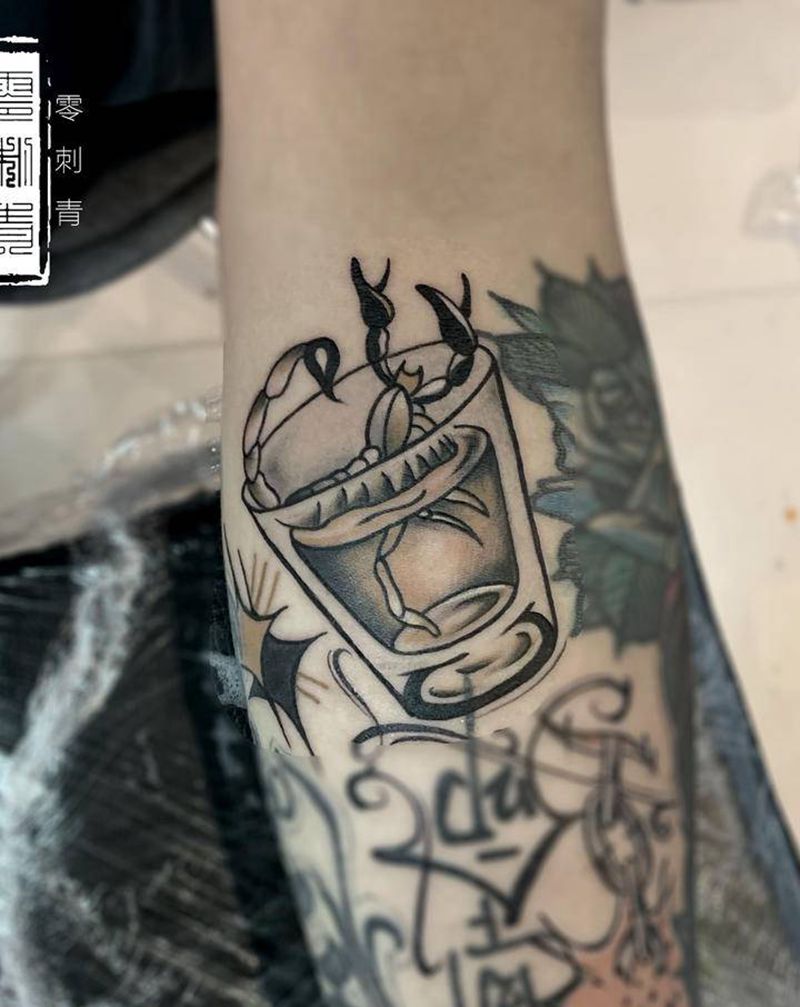 杯中蝎子纹身图片_手臂Old School纹身图案