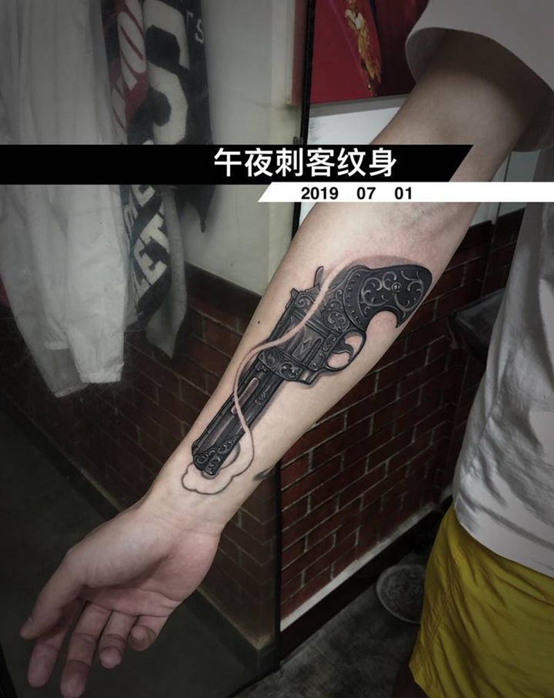 左轮手枪，纹身图片_手臂手部纹身图案