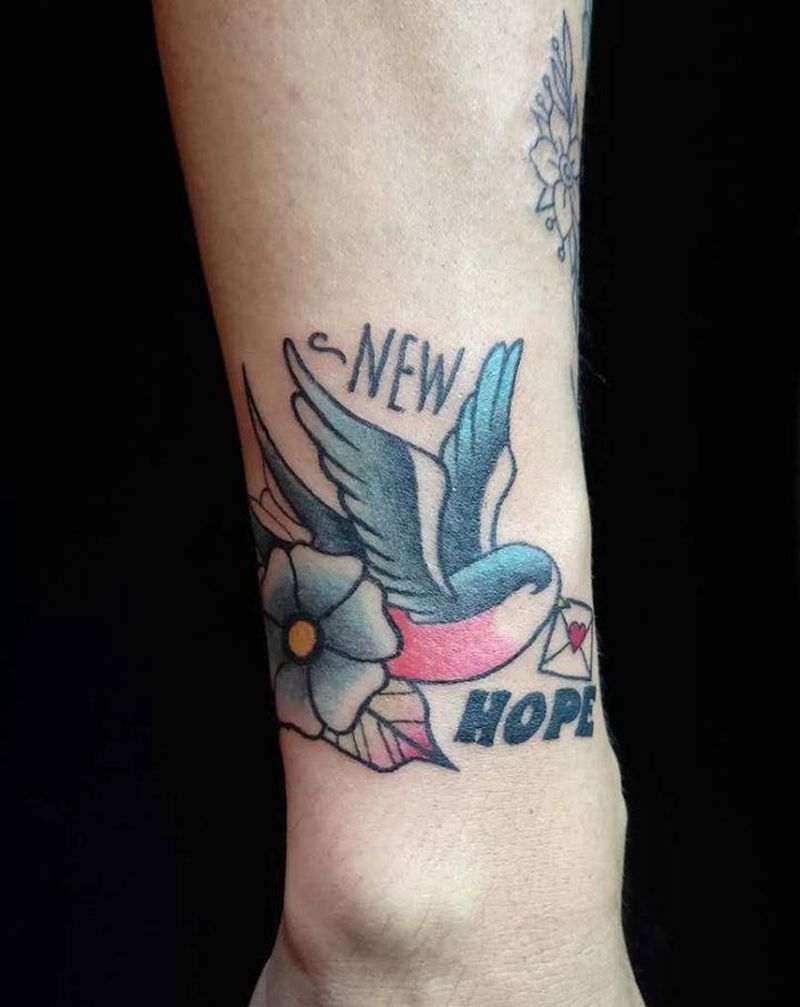 燕子纹身图片_手臂Old School纹身图案