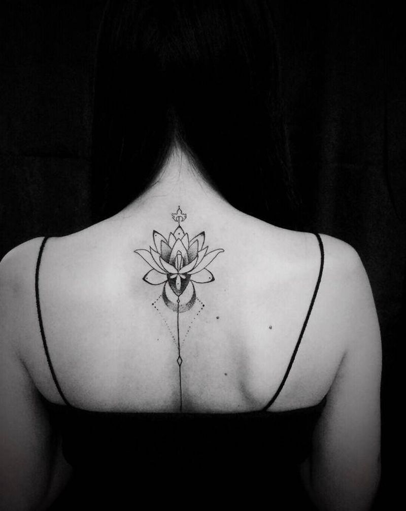 荷花纹身图片_背部纹身图案
