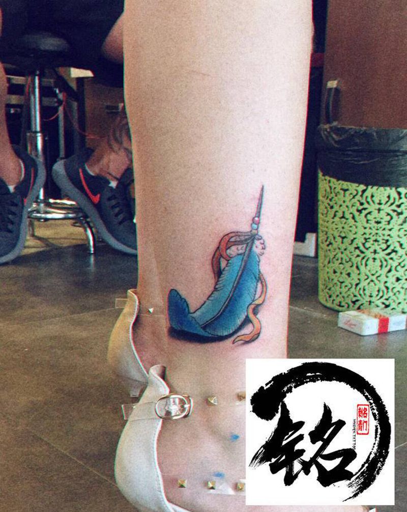 羽毛纹身图片_腿部水彩纹身图案