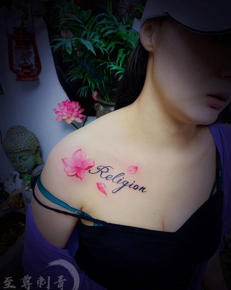 小清新锁骨纹身图片_水彩花体字小清新纹身图案