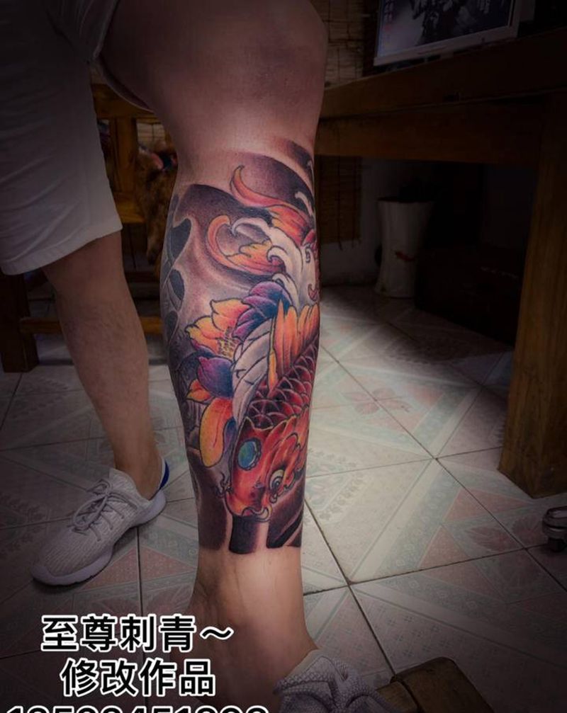 修改的两条红鲤纹身图片_腿部新传统鲤鱼纹身图案