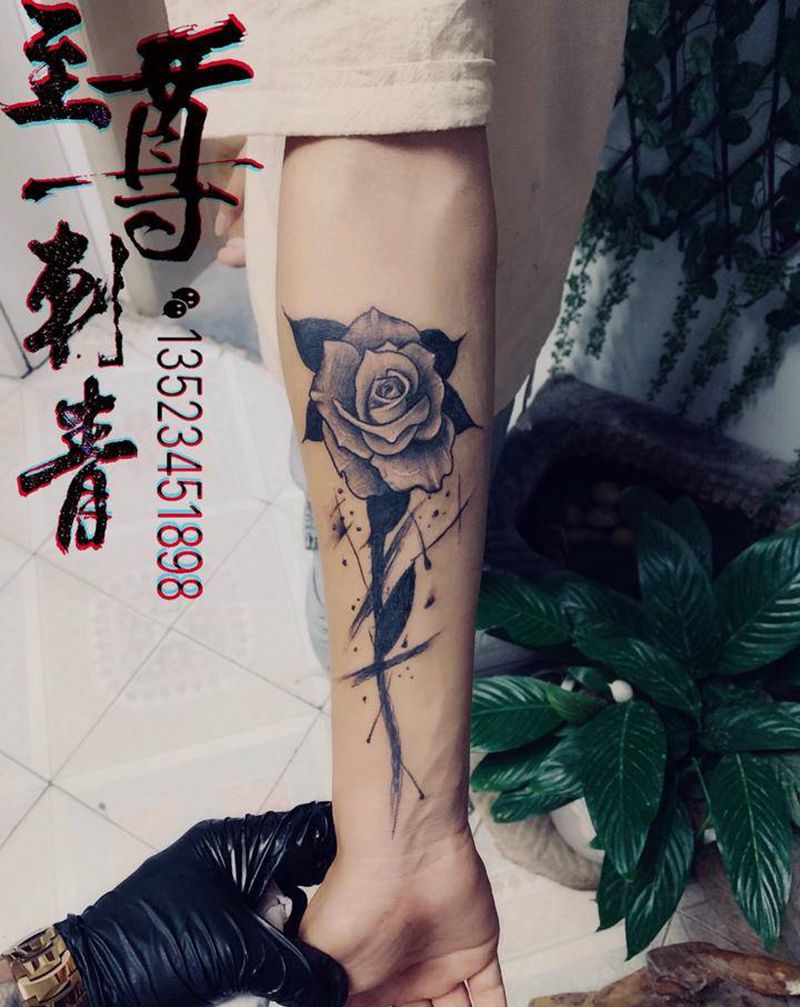 玫瑰～遮盖作品纹身图片_手臂新传统水墨纹身图案