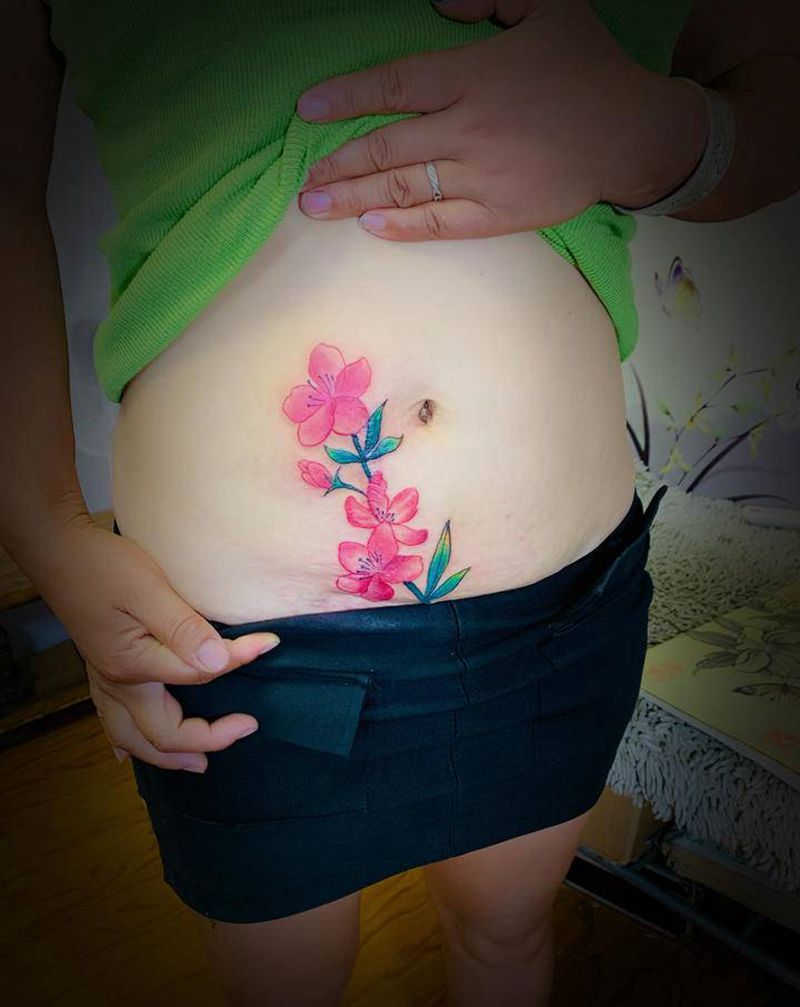 花纹身图片_腹部新传统花儿纹身图案