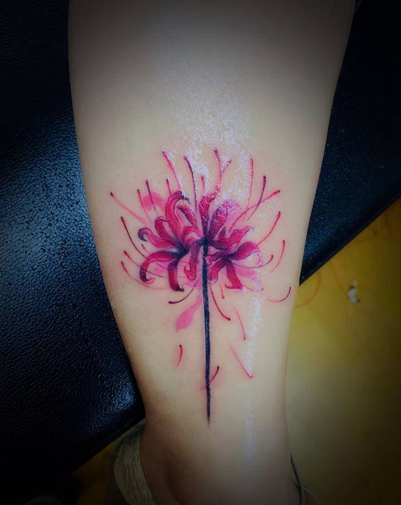 彼岸花纹身图片_腿部水彩纹身图案