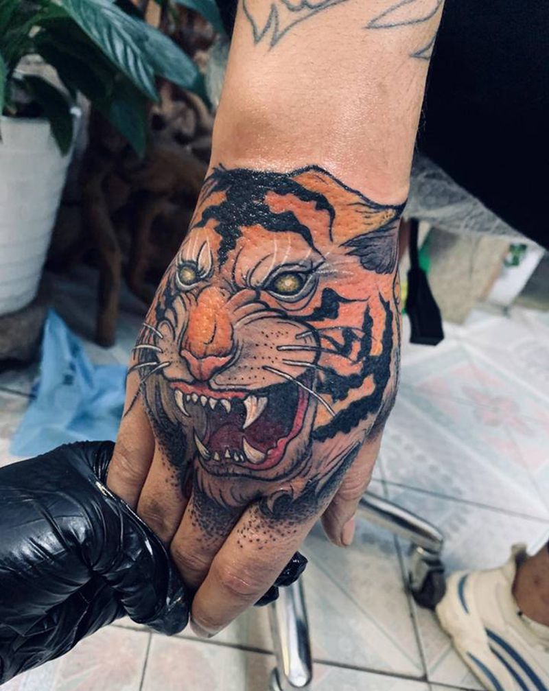 手背虎头纹身图片_手部New School纹身图案