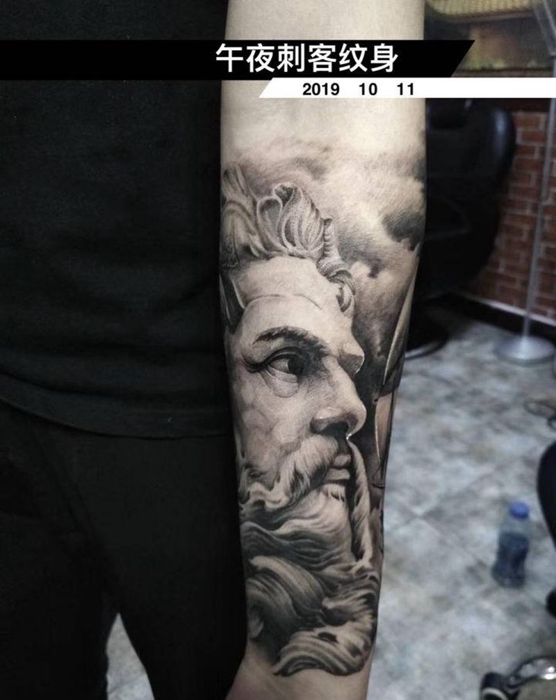 波赛冬纹身图片_手部手臂欧美写实纹身图案