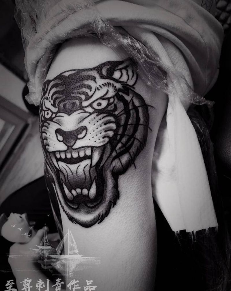 虎头纹身图片_肩部Old School纹身图案