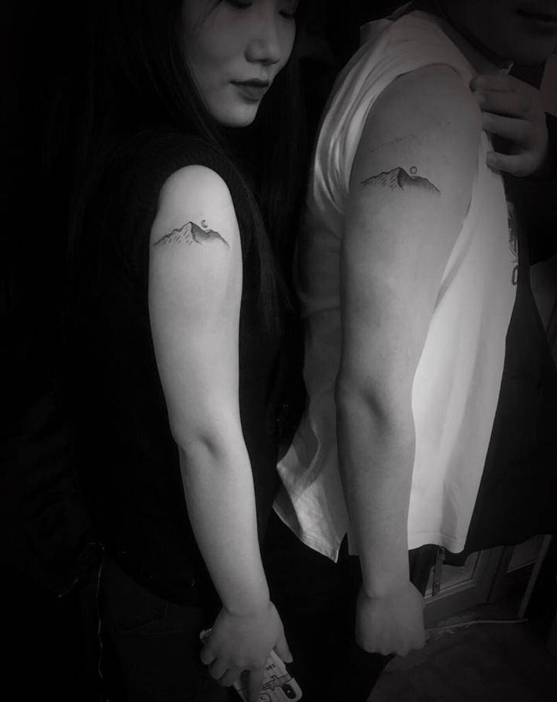 山纹身图片_肩部点刺纹身图案