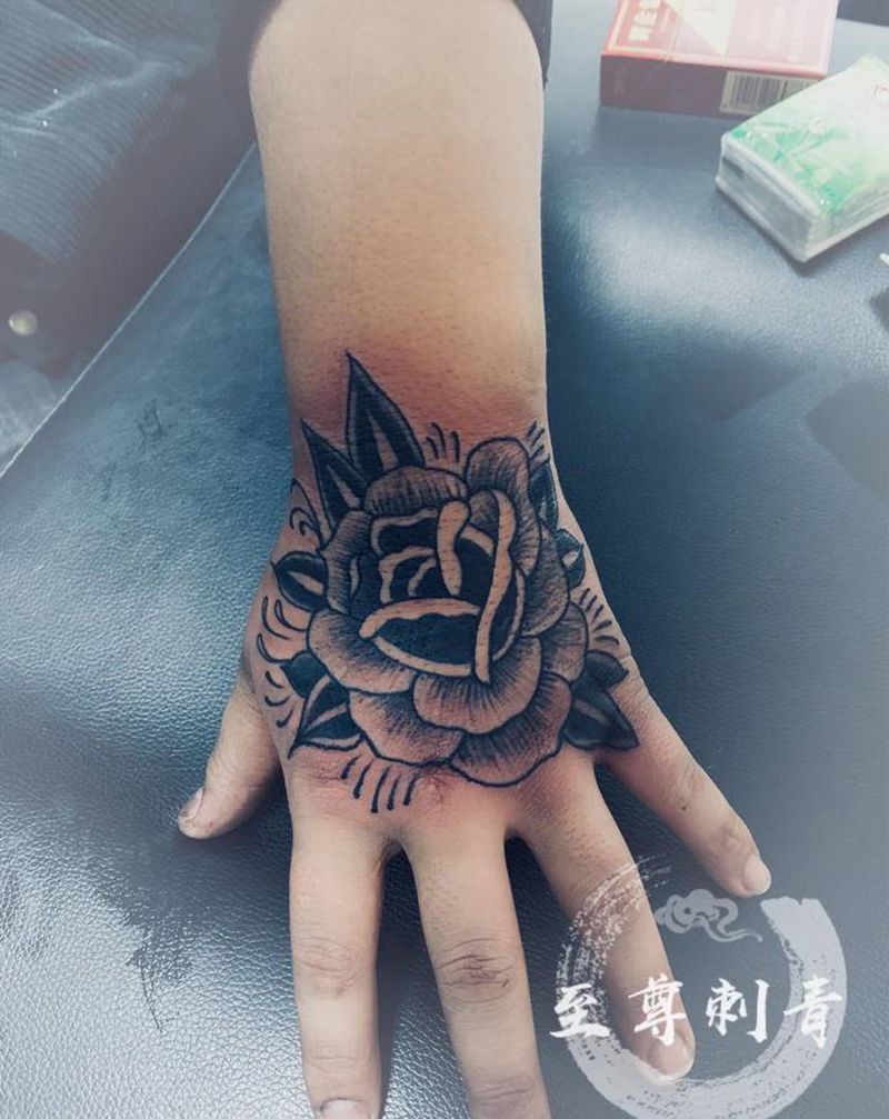 花手纹身图片_手部Old School纹身图案