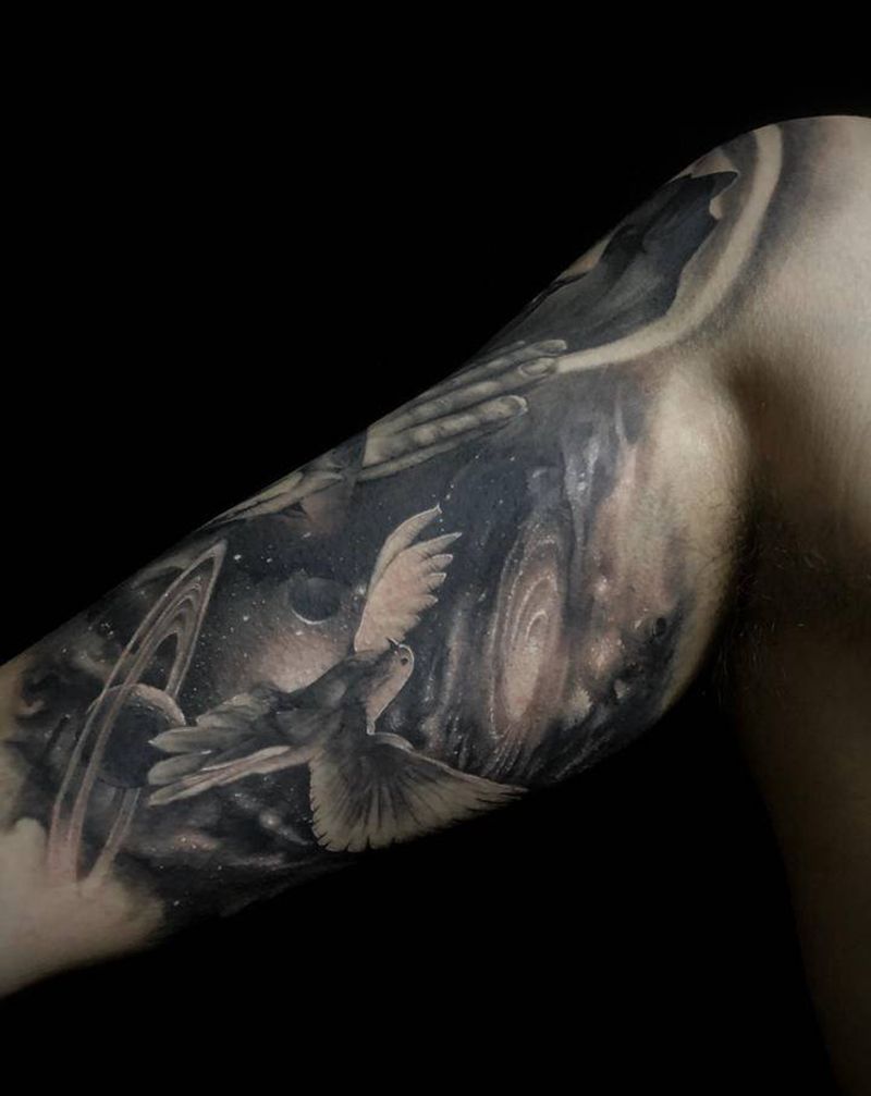 欧美写实包大臂纹身图片_手臂欧美写实鸽子星空圣母小天使纹身图案