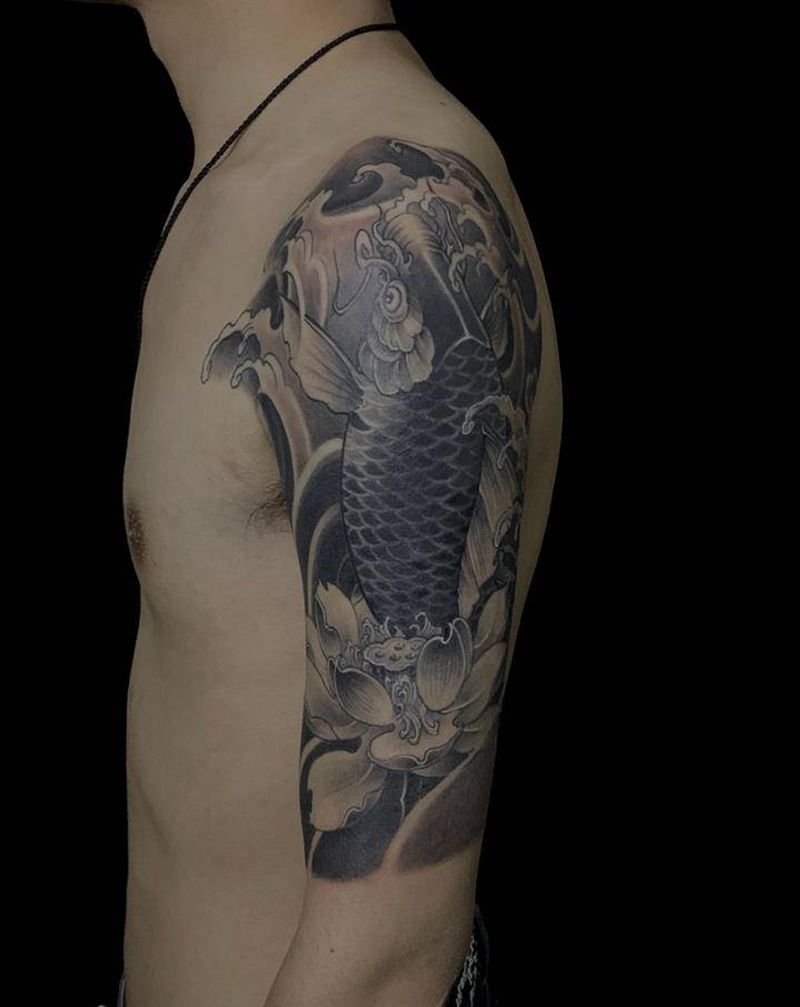 大臂鲤鱼遮盖纹身图片_手臂新传统鱼莲花传统纹身图案