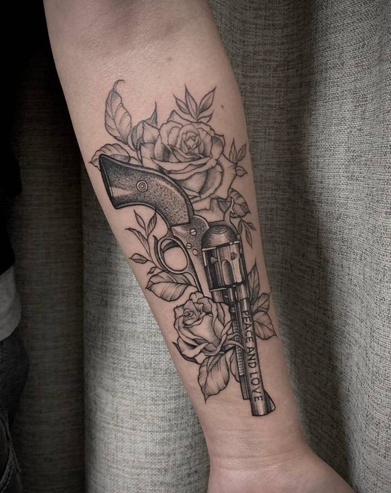 枪花纹身图片_手臂点刺手枪玫瑰枪花纹身图案