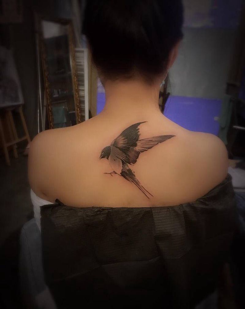 燕子覆盖作品纹身图片_背部纹身图案