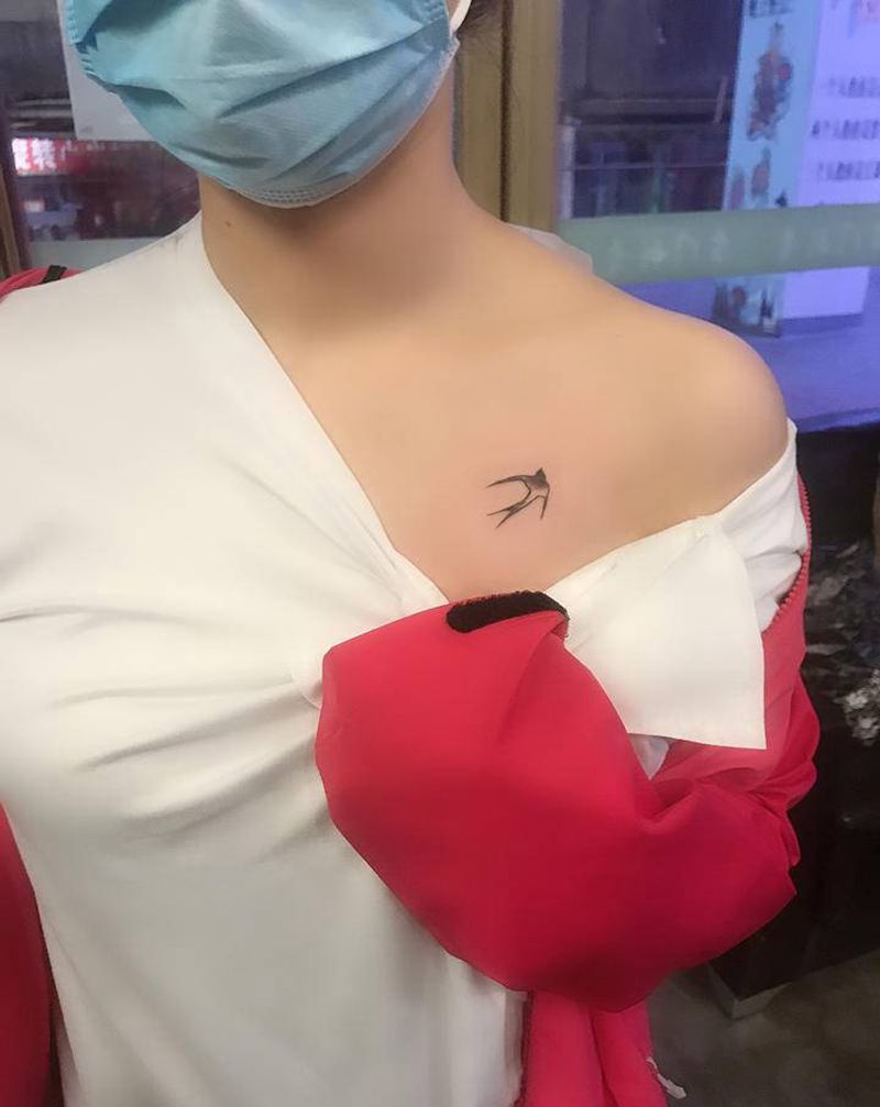 小清新纹身图片_胸部纹身图案