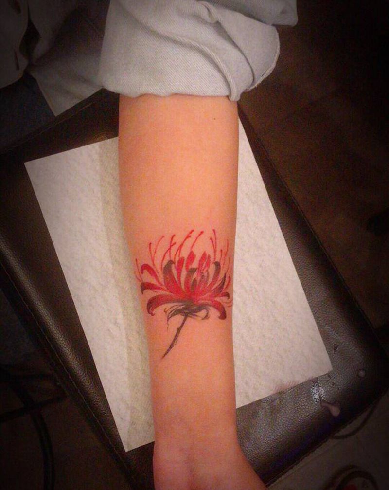 彼岸花纹身图片_手部纹身图案
