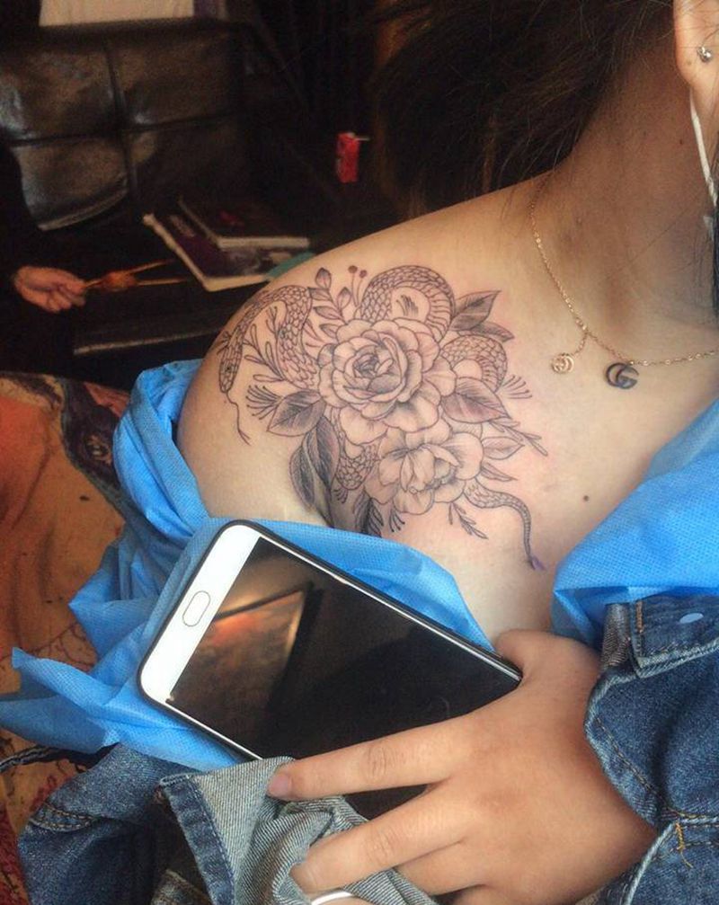 素花纹身图片_肩部纹身图案