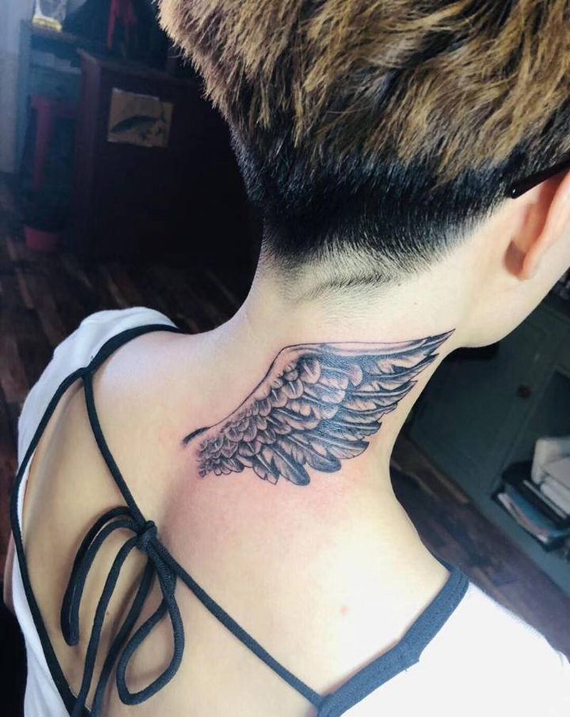 翅膀纹身图片_颈部纹身图案