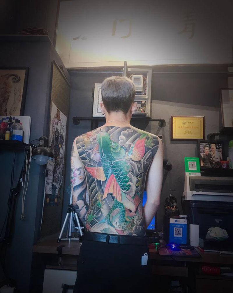 满背大鲤鱼纹身图片_背部新传统纹身图案