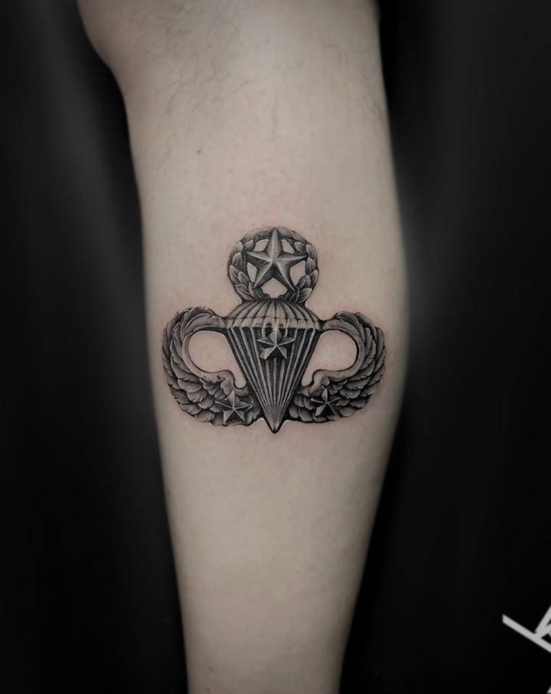 伞兵徽章纹身图片_腿部欧美写实点刺军队伞兵徽章纹身图案