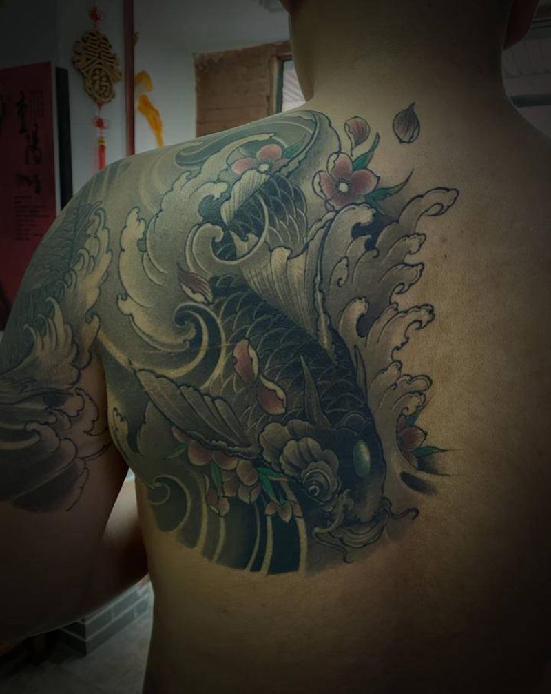 鱼纹身图片_肩部新传统纹身图案