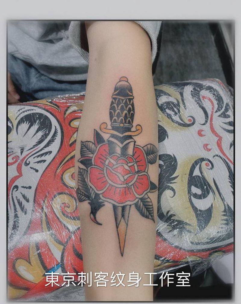 匕首玫瑰纹身图片_手臂Old School纹身图案