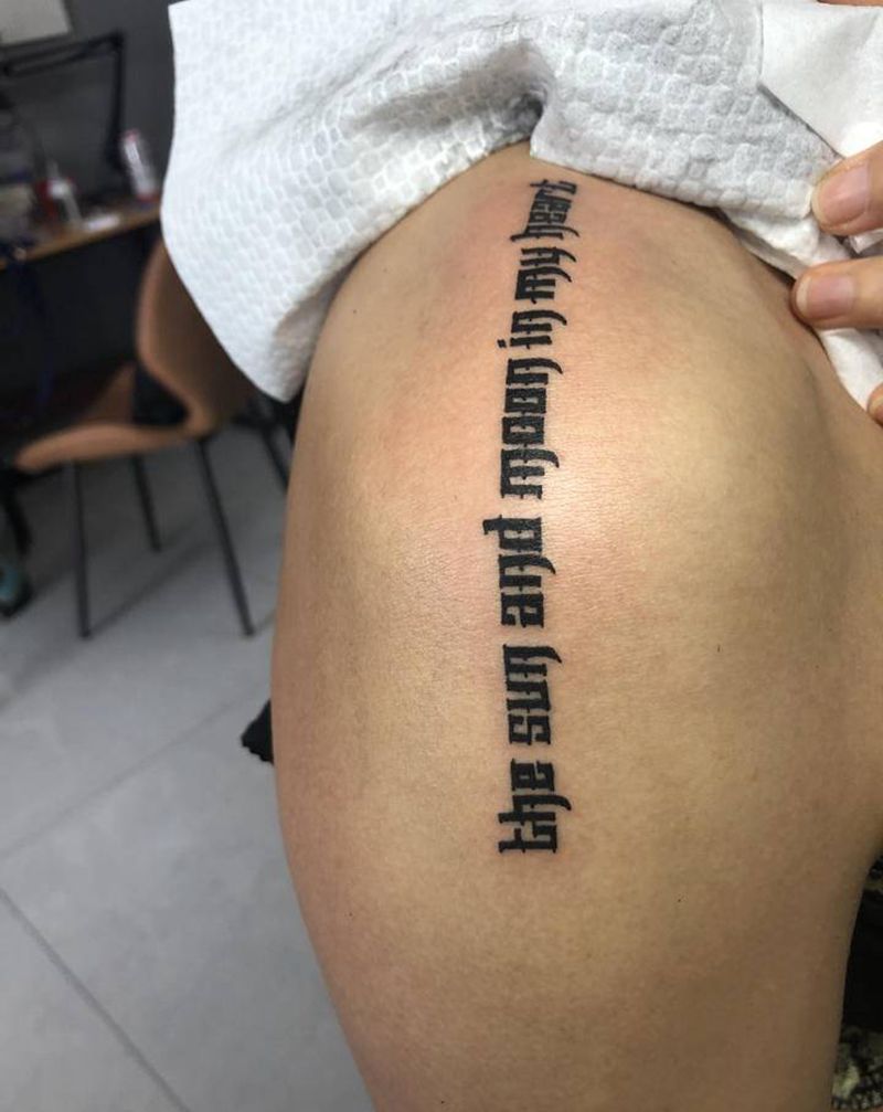 肩膀字母纹身图片_肩部纹身图案