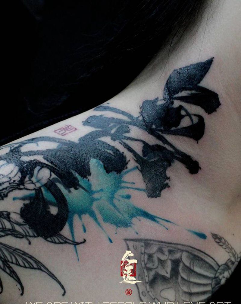 無为纹身图片_肩部水墨书法纹身图案