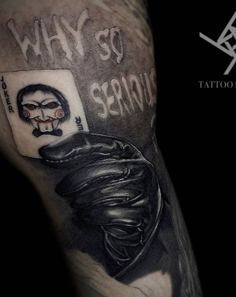 皮手套纹身图片_手臂欧美写实皮手套小丑电锯惊魂纹身图案