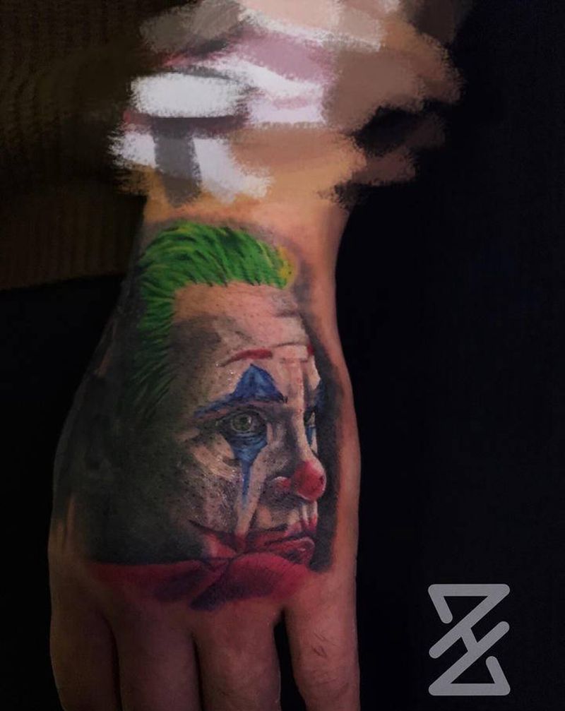 小丑纹身图片_手部纹身图案