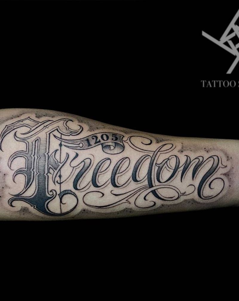 花体字纹身图片_手臂花体字Freedom纹身图案