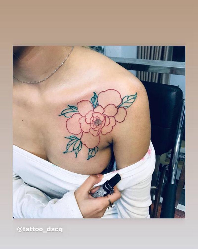 花纹身图片_胸部新传统纹身图案