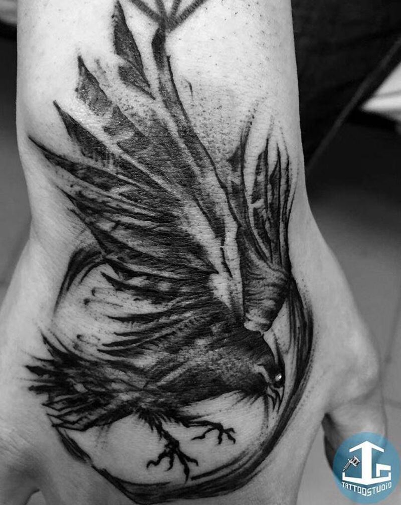 乌鸦纹身图片_手部欧美写实纹身图案