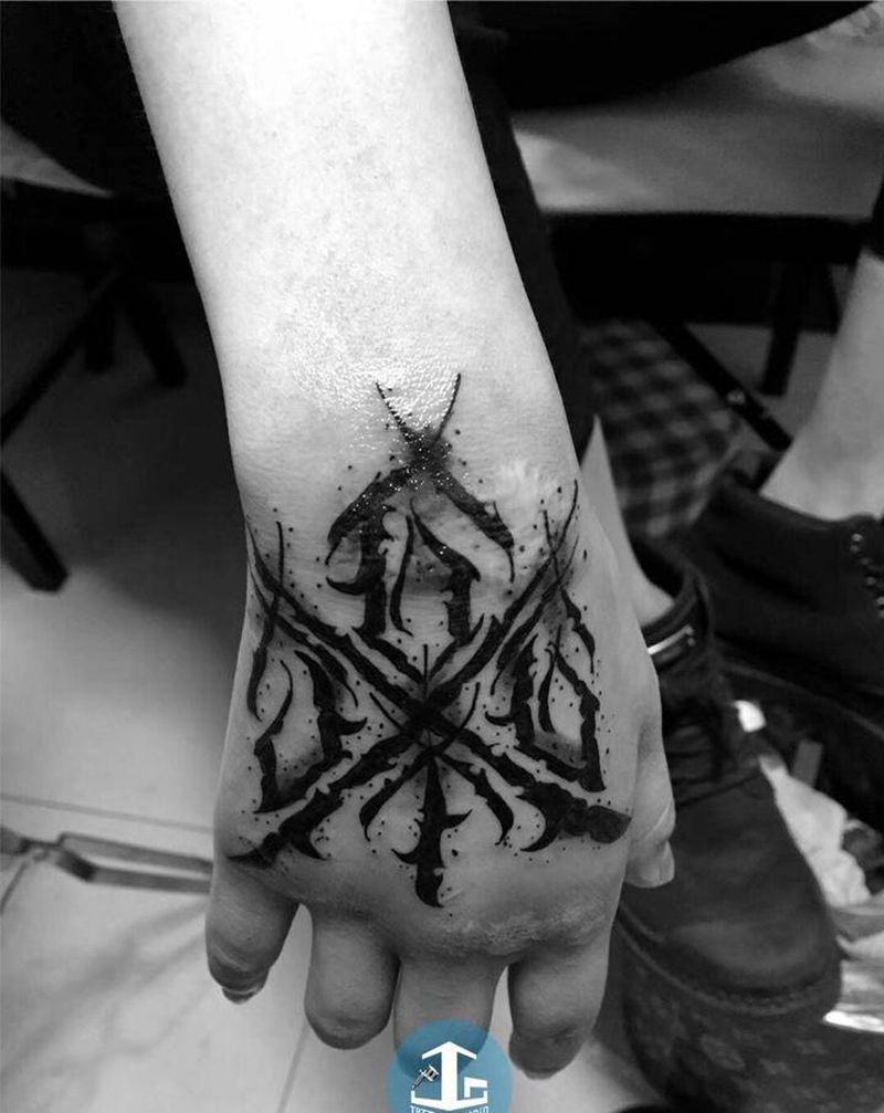 花体字纹身图片_手部花体字纹身图案