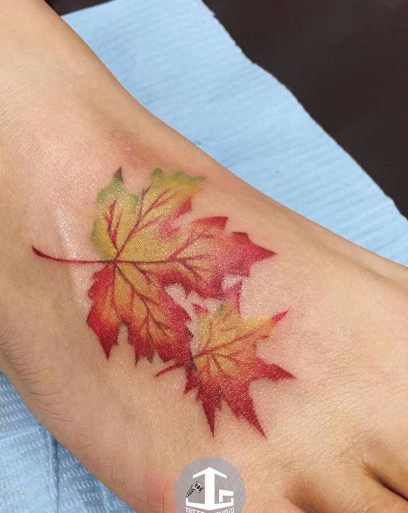 枫叶纹身图片_脚部水墨纹身图案