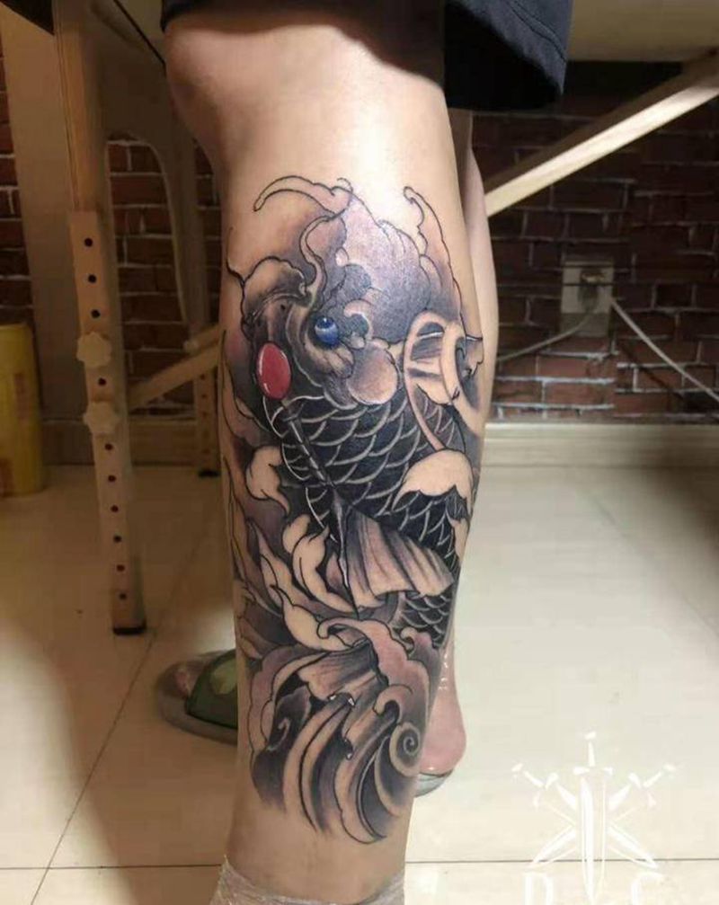 鲤鱼纹身图片_腿部新传统纹身图案