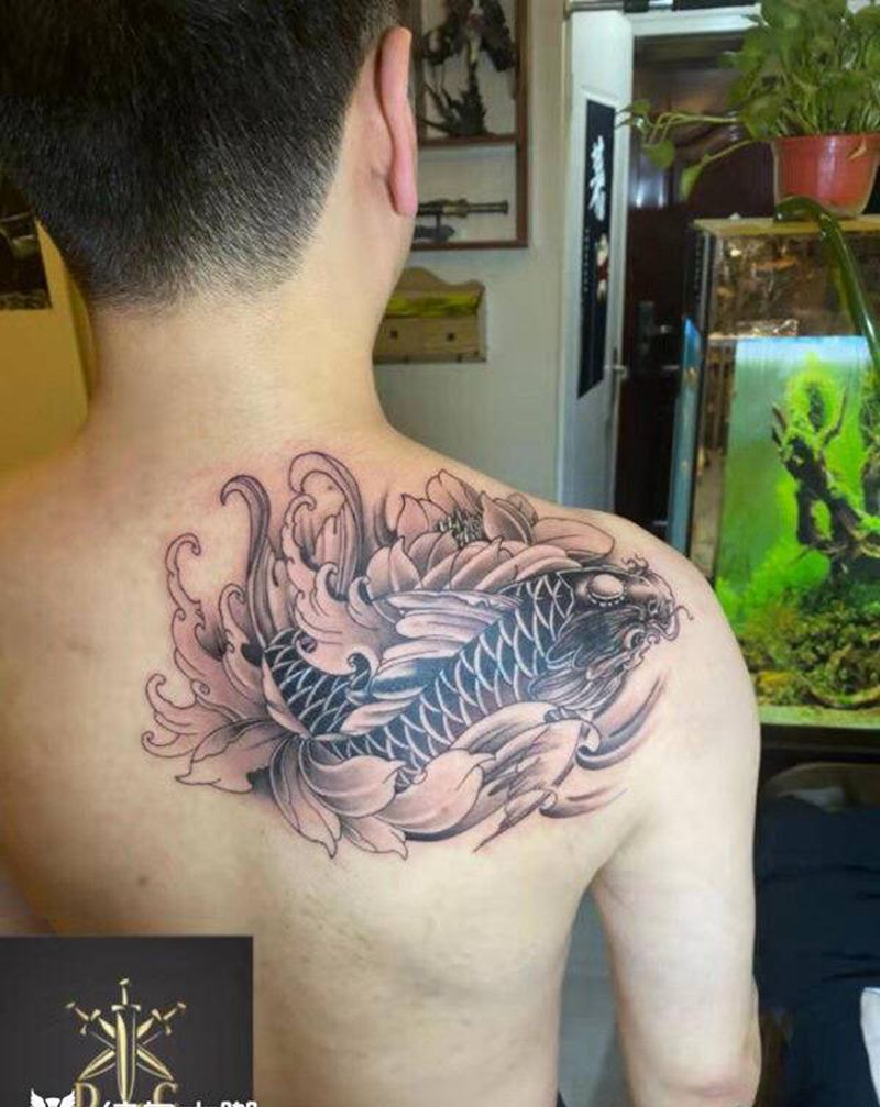 遮盖鲤鱼纹身图片_背部老传统纹身图案