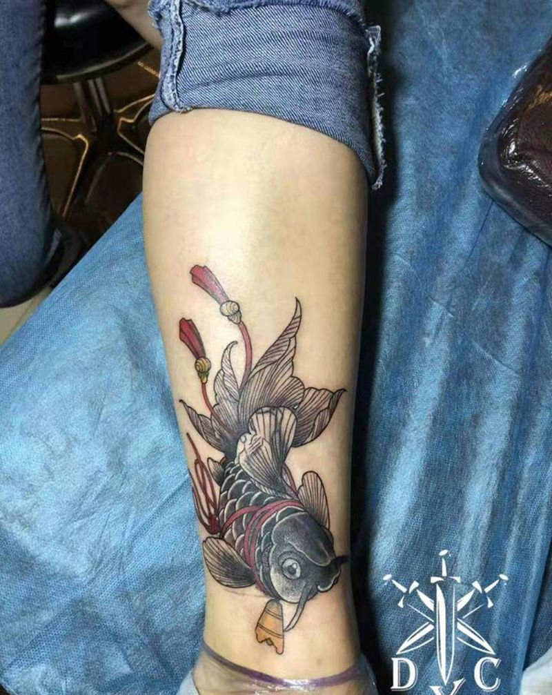 遮盖鱼纹身图片_腿部新传统纹身图案