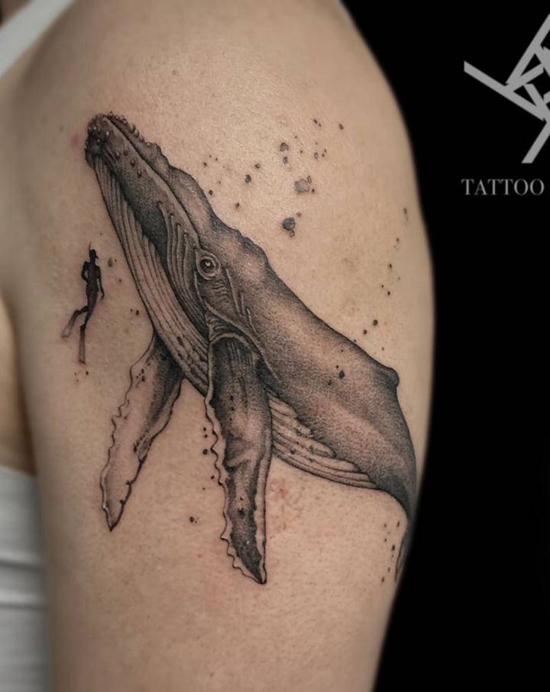 鲸鱼纹身图片_手臂点刺欧美写实鲸鱼潜水纹身图案