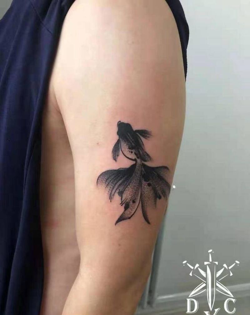 水墨鱼纹身图片_手臂水墨纹身图案