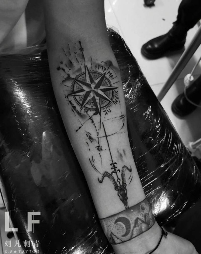 指南针纹身图片_手臂水墨纹身图案