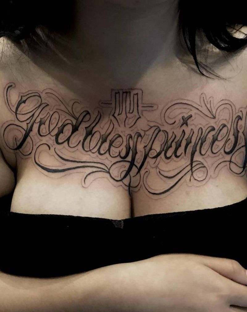 奇卡诺纹身图片_胸部花体字纹身图案