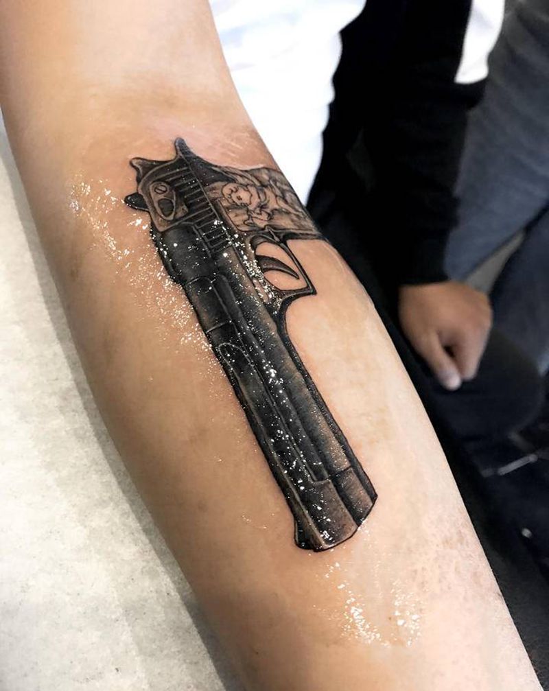 手枪遮盖纹身图片_手臂欧美写实纹身图案