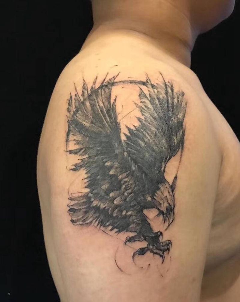 鹰纹身图片_手臂点刺纹身图案