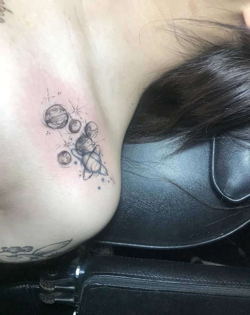 修改纹身图片_胸部花体字纹身图案