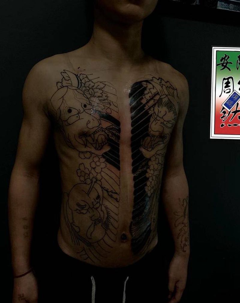 开衫纹身图片_腰部胸部老传统纹身图案